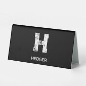 PLAQUE DE TABLE MINIMALIST WHITE ONE LETTER MONOGRAM NAME BLACK (Verso)