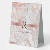 Plaque De Table Monogramme noir et nom, marbre blanc et or rose (Verso)