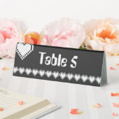 Plaque De Table Nos Coeurs 8 bits dans la tente de table noire (In SItu (Mariage))