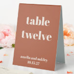 Plaque De Table Numéro de mariage personnalisé Gras Rust Fall Retr<br><div class="desc">Gras Minimaliste Rust Fall Rétro Simple Personnalisé Mariage Numéro de table Tente Signal</div>