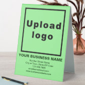 Plaque De Table Panneau de la marque commerciale sur la table vert (En SItu (Tableau))