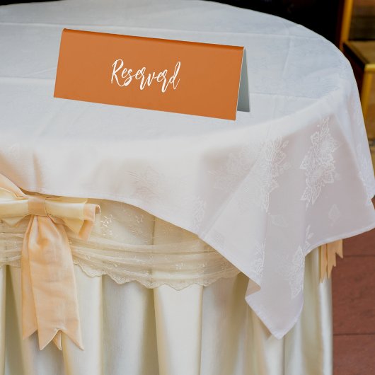 Plaque De Table Réservé brûlé orangé script en terre cuite élégant