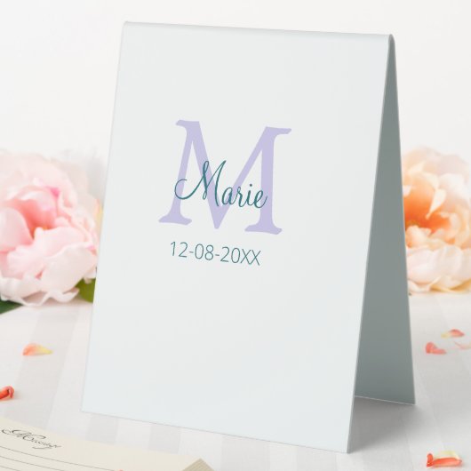 Plaque De Table simple minimum ajouter nom monogramme violet vert  (In SItu (Mariage))