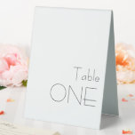 Plaque De Table Typographie minimaliste Noir Blanc Jouer ONE<br><div class="desc">Mariage minimaliste moderne noir blanc jouant typographie  une tente de table signe</div>