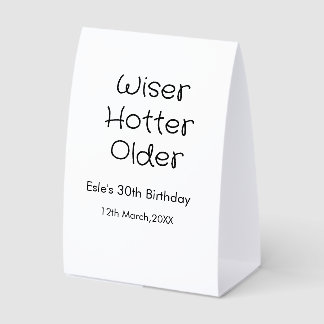 PLAQUE DE TABLE WISER PLUS CHAUD PLUS SEXY 30ÈME ANNIVERSAIRE NOM