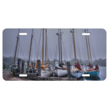 Bateaux à voile Rafted dans l'anse