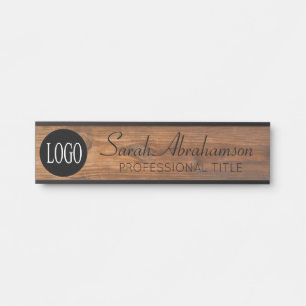 Plaque nominative à grain de bois faux avec logo p