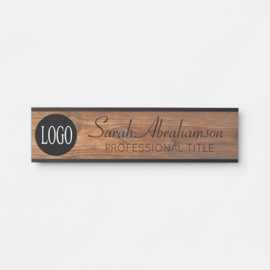 Plaque nominative à grain de bois faux avec logo p (Devant)
