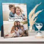 Plaque Photo 2 Photo Collage Nom de famille - Photos horizontal<br><div class="desc">Utilisez jusqu'à deux photos horizontales ou selfies pour créer un cadeau unique et personnel. Si vous avez besoin d'ajuster les images,  cliquez sur l'outil personnaliser pour apporter des modifications.</div>