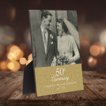 Plaque Photo 50ème anniversaire de Mariage d'or Confetti Photo<br><div class="desc">Un magnifique 50ème anniversaire de mariage doré gardé avec des confettis de poussière d'or. Personnalisez-vous avec une photo mariage spéciale et des détails d'anniversaire dans la typographie classique. Conçu par Thisisnotme©</div>