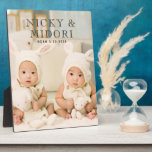 Plaque Photo Adorable Twins Photo<br><div class="desc">Une adorable plaque photo de vos jumeaux en guise de souvenir pour votre décor de pépinière.  Ajoutez votre propre photo créative sucrée avec de la place en haut pour le type. Placez cette plaque sur le mur de la pépinière ou sur un lambeau.</div>