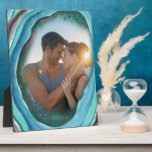 Plaque Photo Agate Geode Turquoise Blue Green et Copper Photo<br><div class="desc">Ajoutez votre propre photo à ce chevalet photo branché. Cette conception comporte une tranche d'agate et votre photo est placée au coeur du code. Les bandes d'agate ont été peintes en aquarelle dans les tons bleu, vert turquoise, gris et brun cuivre. Veuillez naviguer dans notre magasin pour coordonner les cadeaux...</div>