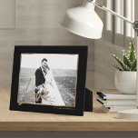 Plaque Photo Amour | Mariage moderne & élégant Black & Gold Fra<br><div class="desc">Plaque de conservation photo mariage pour les jeunes mariés afin de toujours se souvenir de votre journée spéciale et de votre amour l'un pour l'autre. Cette élégante plaque de garde photo de jour de mariage comprend un simple petit plan de photo simple et grand pour afficher votre propre photo de...</div>