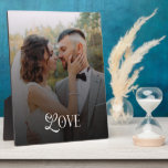 Plaque Photo Amour Moderne Couples de Photos de Mariage<br><div class="desc">Célébrez votre amour de manière moderne et élégante avec ce panneau personnalisé à l'effigie des mariés avec monogramme et photo - un souvenir personnalisé conçu pour mettre en valeur votre moment le plus précieux. Avec votre photo de couple préférée associée à un monogramme élégant et épuré, ce panneau transforme votre...</div>