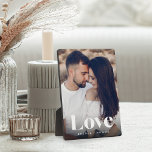 Plaque Photo Amour Superposer Couples personnalisés Photo<br><div class="desc">Créez un doux souvenir de votre mariage,  lune de miel ou moment spécial avec cette belle plaque photo personnalisée qui est parfaite pour les couples. Ajoutez une photo verticale et une personnaliser préférée avec vos noms en bas. "L'amour" apparaît comme un texte blanc superposé dans le lettrage moderne.</div>