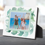 Plaque Photo Aquarelle Folio Tablette photo Easel<br><div class="desc">Plaque tabletop avec chevalet intégré avec votre photo préférée accentuée de beaux feuilles d'aquarelle sur N'IMPORTE QUEL ARRIÈRE - PLAN COULEUR et toute couleur FRAMES pour correspondre à votre photo. MODIFIEZ la date à l'année courante ou vous pouvez la supprimer ou ajouter plus d'informations. Idéal comme cadeau ou pour afficher...</div>