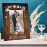Plaque Photo Aquarelle Poinsettia Bois Notre Premier Noël<br><div class="desc">Elégante aquarelle Poinsettias Notre première plaque photo Mariage de Noël nouvellement mariée comprend de belles poinsettias rouges d'aquarelle,  verdure botanique,  feuillage d'hiver,  baies sèches,  roses blanches,  coton,  cônes de pin et baies bleues. Cadre Or. Rustic Country Wood Print.</div>