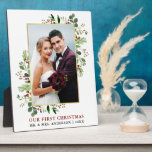 Plaque Photo Aquarelle Vert Or Notre première photo de Noël<br><div class="desc">Elégante aquarelle Verdure d'hiver Notre première plaque photo Mariage de Noël nouvellement mariée comprend des feuilles d'eucalyptus et des baies sèches rouges. Cadre Or.</div>