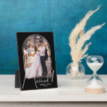 Plaque Photo Arche de mariage Photo Noir<br><div class="desc">Un souvenir spécial présente votre photo de mariage dans un design d'arche élégant avec le texte "Mariés" en texte chic ainsi que vos noms et date de mariage sur un fond noir. Cadeau magnifique pour votre famille et un merveilleux souvenir à exposer chez vous. La COULEUR de fond peut être...</div>