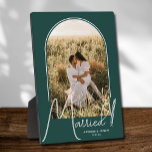 Plaque Photo Arche de mariage Photo Vert Émeraude<br><div class="desc">Un souvenir spécial présente votre photo de mariage dans un design d'arche élégant avec le texte "Mariés" en texte chic ainsi que vos noms et date de mariage sur un fond vert émeraude. Cadeau magnifique pour votre famille et un beau souvenir à afficher chez vous. La COULEUR de fond peut...</div>
