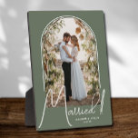 Plaque Photo Arche de mariage Photo Vert Sauge<br><div class="desc">Un souvenir spécial présente votre photo de mariage dans un design d'arche élégant avec le texte "Mariés" en texte chic ainsi que vos noms et date de mariage sur un fond vert sauge. Beau cadeau pour votre famille et un beau souvenir à afficher chez vous. La COULEUR de fond peut...</div>