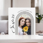 Plaque Photo Arche photo minimaliste moderne<br><div class="desc">Un cadeau spécial pour votre soeur, que ce soit un membre de la famille ou une soeur de la sororité, ce design moderne et design de plaque a un modèle d'arche géométrique contemporain à personnaliser avec votre photo sélectionnée. Célébrez votre relation de soeurs et de moments spéciaux avec ce cadeau...</div>