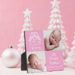 Plaque Photo Baby Girl Photo mignonne Elegant Rose Angel Religi<br><div class="desc">Belle plaque photo de Noël personnalisée rose pour une nouvelle petite fille. Customisez ce cadeau de vacances faire-part de naissance avec votre photo de nouveau-né à côté du bel ange volant au-dessus des mots A Thrill of Hope the Weary World Rejoices. Réjouissez-vous et ajoutez le nom et la date de...</div>