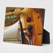 Plaque Photo Balle Antique Sur Table Par Un Modèle De Voilier (Côté)