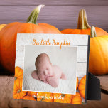 Plaque Photo Bébé mignon personnalisé Citrouille photo nouveau-<br><div class="desc">Cette belle plaque photo moderne de Thanksgiving,  nouveau-né,  présente une photo de votre nouveau-né doux sous les mots Notre petit Citrouille en orange. Cette jolie photo d'automne avec du bois blanc branché derrière la parcelle de citrouille est un cadeau de naissance élégant pour Halloween ou Thanksgiving.</div>
