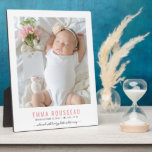 Plaque Photo Bébé photo nouvelle mignonne<br><div class="desc">Une mignonne plaque de naissance photo de bébé moderne de votre nouveau-né avec des statistiques de naissance. Remplacez cet exemple d'espace réservé photo par votre propre adorable photo de nouveau-né, et ajoutez le nom, la date de naissance et les statistiques et bienvenue par avec les noms des membres de la...</div>