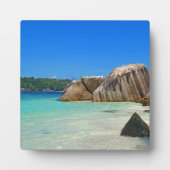 Plaque Photo Belle mer tropicale avec une plage rocheuse (Devant)