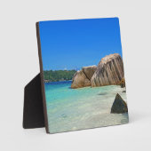 Plaque Photo Belle mer tropicale avec une plage rocheuse (Recto)