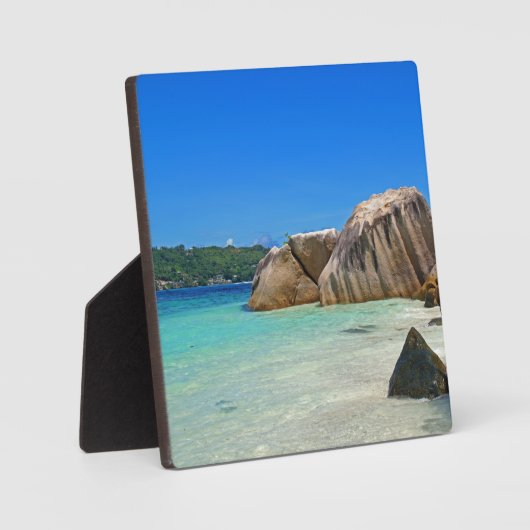 Plaque Photo Belle mer tropicale avec une plage rocheuse (Recto)