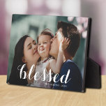Plaque Photo BÉNÉFICIÉ Script Tabletop Easel Photo<br><div class="desc">Cette plaque photo en forme de tablette possède un chevalet intégré pour l'affichage sans cadre de votre photo préférée. Comprend le mot BLESSED dans un beau script blanc (peut être supprimé ou modifié) et toute autre information que vous voulez inclure. Créez un souvenir à donner en cadeau ou pour vous-même....</div>