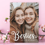 Plaque Photo Besoins meilleurs amis personnalisation noms photo<br><div class="desc">Plaque avec votre photo personnalisée et le texte "Besties" avec les noms personnalisés ci-dessous.</div>