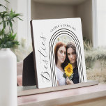 Plaque Photo Besoins minimalistes modernes BFF Arche photo<br><div class="desc">Un cadeau spécial pour votre bestie, BFF ou quelqu'un de plus proche, ce design moderne et élégant dispose d'un modèle de cadre d'arc géométrique moderne à personnaliser avec votre photo sélectionnée. Célébrez votre amitié et vos moments spéciaux avec cette plaque personnalisée qui symbolise votre lien spécial et votre dévouement à...</div>