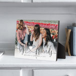 Plaque Photo Best Friends Heart Script Cadeau Pour Amis Photo<br><div class="desc">Un cadeau photo spécial et mémorable pour les meilleurs amis. Le design comprend une seule mise en page photo pour afficher la photo de votre meilleur ami spécial. "Best Friends" est conçu dans un script de pinceau noir élégant et de calligraphie de conception cardiaque et customisé avec les noms des...</div>