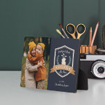 Plaque Photo Best Pops By Par Par | Golf Grand-père Photo<br><div class="desc">Célébrez un grand-père amoureux du golf cette Fête des pères ou la Journée des grands-parents avec cette magnifique plaque photo personnalisée. Design présente un badge sur le thème du golf portant les mots "Best Pops By Par" avec des lauriers verts et un sac de golf, à côté d'une photo de...</div>