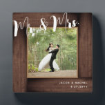 Plaque Photo Bois foncé rustique M. & Mme Mariage Photo Frame<br><div class="desc">Cette conception est composée d'un faux "cadre" en bois rustique. Cliquez sur le bouton personnaliser pour plus de flexibilité dans la modification du texte. Des variantes de cette conception, différents types de papier, ainsi que des produits de coordination sont disponibles dans notre boutique, zazzle.com/store/doodlelulu. Contactez-nous si vous avez besoin que...</div>