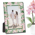 Plaque Photo Bordure florale tropicale Photo sans cadre<br><div class="desc">Plaque de table avec chevalet intégré présentant votre photo préférée accentuée de belles fleurs tropicales aquarelles et de verdure sur un FOND DE COULEUR AU CHOIX. MODIFIEZ la date pour l'année en cours ou vous pouvez la supprimer ou ajouter plus d'informations. Idéal comme cadeau ou pour afficher votre photo préférée...</div>