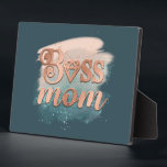 Plaque Photo Boss Mom Tendance Cuivre Turquoise Aquarelle Typog<br><div class="desc">Boss Mom Tendance Cuivre Turquoise Aquarelle Typographie Citation avec l'aquarelle pinceau traits arrière - plan, et faux texte de feuille de parties scintillant. Fait un cadeau parfait pour maman le jour de la mère, les anniversaires, ou les vacances, ou pour les nouvelles mamans et maman d'être, ou le travail de...</div>