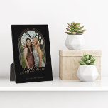 Plaque Photo Cadeau pour garde photo Little Sister Elegant Arch<br><div class="desc">Un cadeau photo spécial, mémorable et magnifique pour votre petite soeur. Le design comprend une seule mise en page photo dans un design arche moderne avec cadre en cercle concentrique en or faux rose pour afficher votre propre photo soeur spéciale. "Little Sister" est conçu dans une typographie d'or rose, élégante...</div>