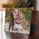 Plaque Photo Cadeau pour la Fête des mères de maman - Photo ple<br><div class="desc">Envoyez un beau cadeau personnalisé à votre mère qu'elle chérira pour toujours. Plaque de collage photo spéciale personnalisée pour la journée de la mère pour afficher votre propre photo de famille et vos souvenirs spéciaux. Notre design comprend un simple design photo complète avec "maman" conçu dans une belle superposition manuscrite...</div>
