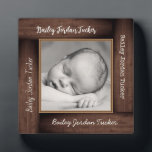 Plaque Photo Cadre bois Nom personnalisé Cadre photo Carré<br><div class="desc">Ce design présente un cadre en bois rustique. Cliquez sur le bouton personnaliser pour plus de flexibilité dans la modification du texte. Des variantes de cette conception, différents types de papier, ainsi que des produits de coordination sont disponibles dans notre boutique, zazzle.com/store/doodlelulu. Contactez-nous si vous avez besoin que cette conception...</div>