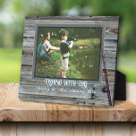 Plaque Photo Cadre de bois Pêche Mémoire photo avec texte<br><div class="desc">Un cadeau photo souvenir spécial pour papa ou grand-père avec un thème de pêche. Personnalisez ce look rustique en bois, encadré de deux lignes de texte sous une photo de famille. Le bois gris-brun est l'arrière - plan du texte bleu clair avec l'image de la canne de pêche. Inclure des...</div>