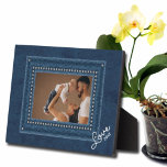 Plaque Photo Carte photo famille sans cadre Denim Retour<br><div class="desc">Un cadre en jean bleu clouté en faux cristal sur un arrière - plan en denim profond avec n'importe quelle formulation en lettrage chic met en évidence votre photo préférée. CHANGER aussi le libellé, les polices et la couleur de police ! Idéal comme cadeau ou pour afficher votre photo préférée...</div>