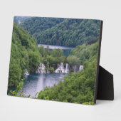 Plaque Photo Cascade cascade avec forêt verte en Croatie (Côté)