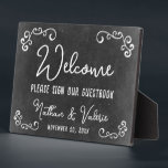 Plaque Photo Chalkboard Farm Style Mariage Bienvenue Livre d'or<br><div class="desc">Bienvenue à vos invités mariages et rappelez-vous rapidement de signer votre livre d'or ! Arrière - plan de texture visuelle de tableau noir d'une simplicité frappante, associé à des polices d'"écriture manuscrite" blanche. Versatile pour tout mariage ou événement rustique de ferme! ・ Parcourez la collection de Mariages Harvest ci-dessous pour...</div>