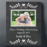 Plaque Photo Chalkboard Heart Argent Anniversaire Keepsaké<br><div class="desc">Les images Chalkboard sont populaires, et celle-ci est particulièrement élégante. Votre photographie (noir et blanc ou couleur) est encadrée en argent avec votre texte personnalisé et un joli emblème tourbillon du coeur en damier sur le haut et le bas. Cela fait un merveilleux cadeau personnalisé de gardien d'argent Anniversaire.*Merci à...</div>