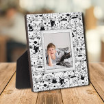 Plaque Photo Chats Motif sans cadre Photo Easel Retour<br><div class="desc">Fabriqué pour être dimensionnel, une bordure de chats noirs et blancs crée un cadre amusant pour votre photo préférée sur cette plaque de table avec un chevalet intégré. L'image est placée directement sur le panneau du carton dur pour une image incroyablement nette avec une surface nettoyée facile à essuyer. Idéal...</div>